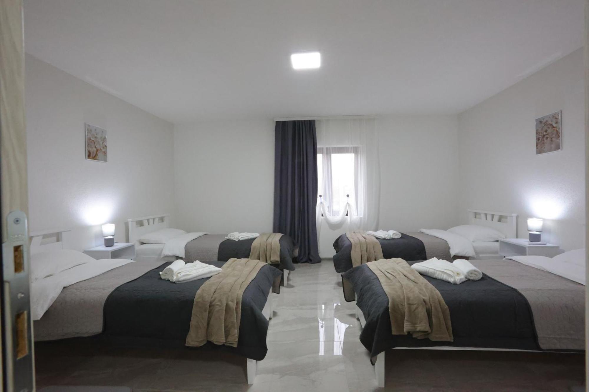 Ivan'S Guesthouse Paracin Exterior photo