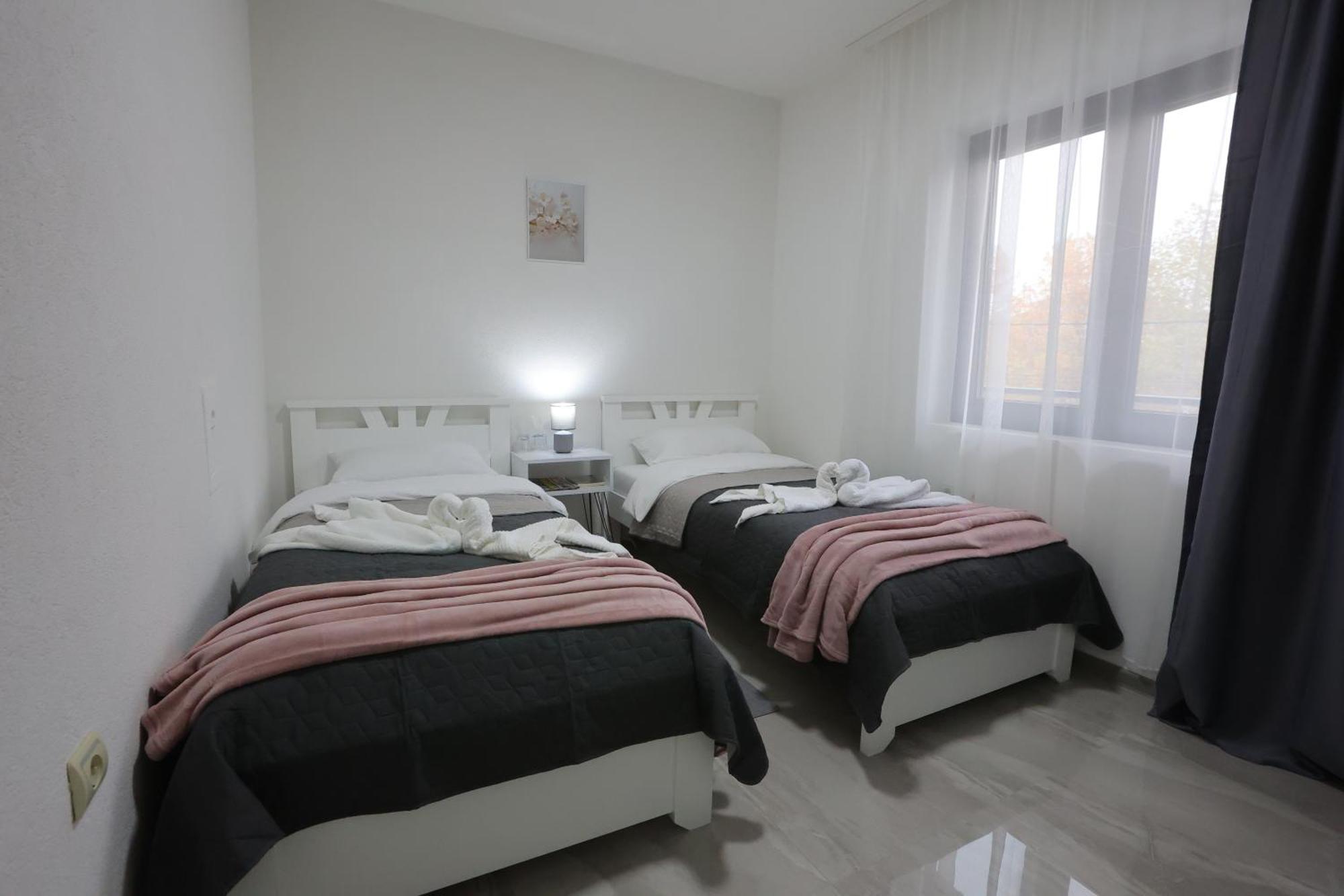Ivan'S Guesthouse Paracin Exterior photo