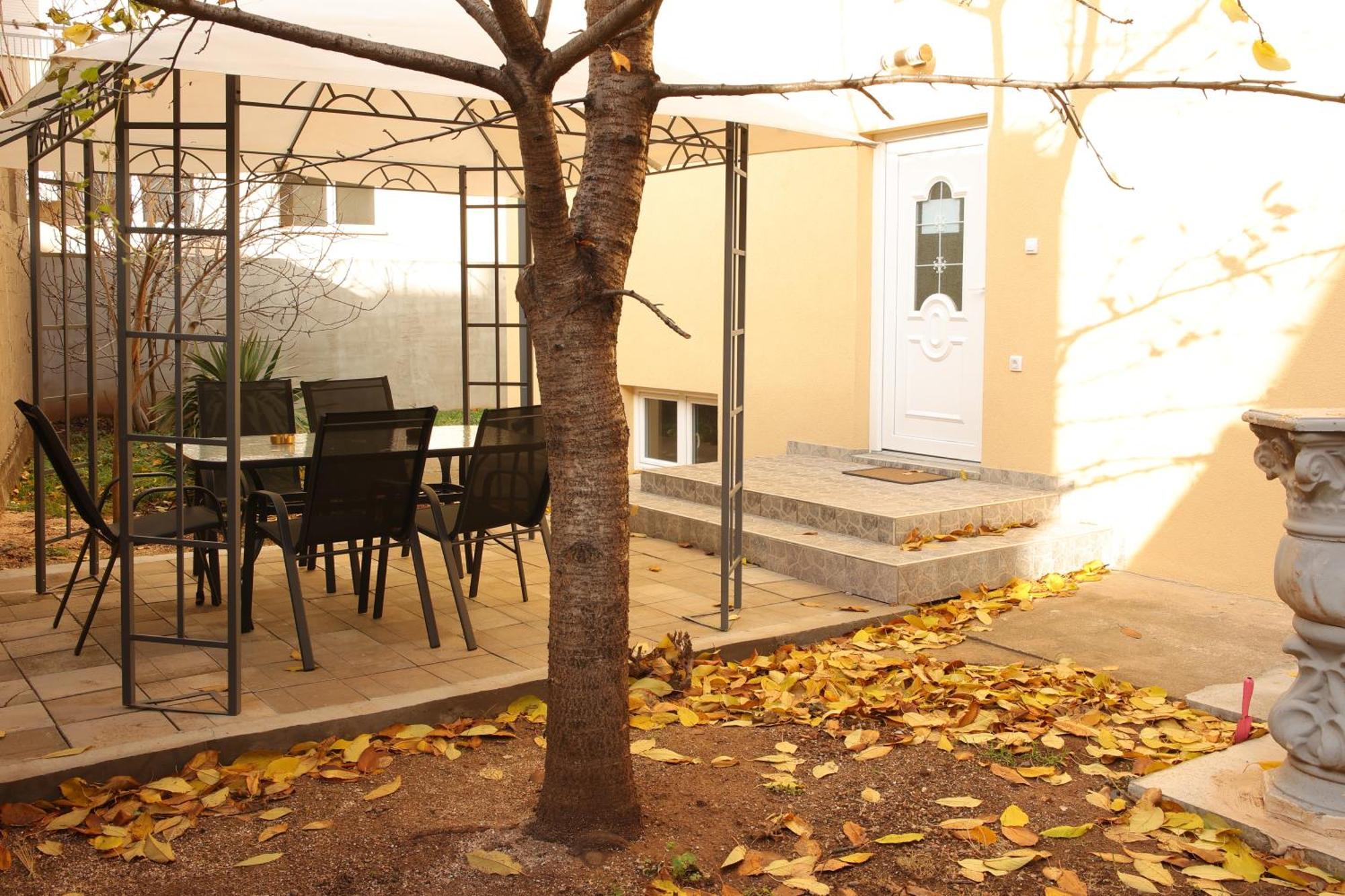 Ivan'S Guesthouse Paracin Exterior photo